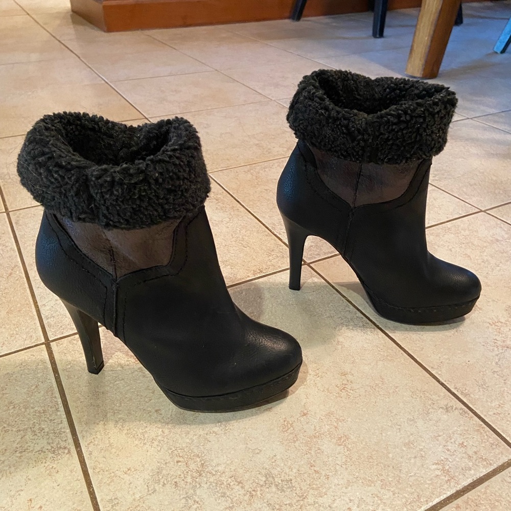 Black & tan platform booties size 7